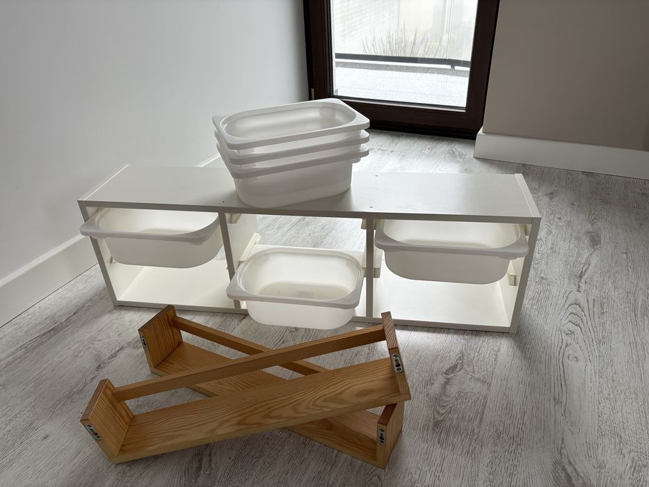 Półka na ściane z pojemnikami plus dwie półki na książki