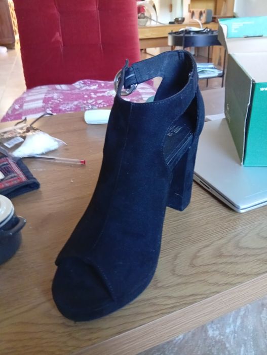 Par de sandálias salto alto