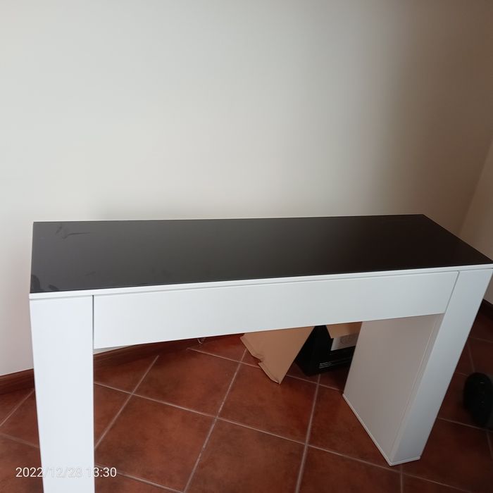 Consola lacada branco mate.