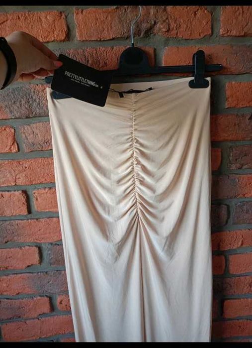 Beżowa sukienka dopasowana PrettyLittleThing M/L nowa z metką długa