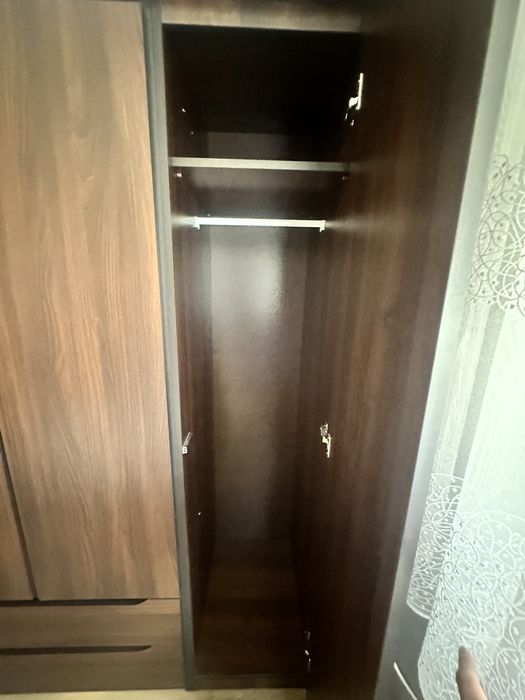 Szafa koloru brązowego. Wolnostojąca.