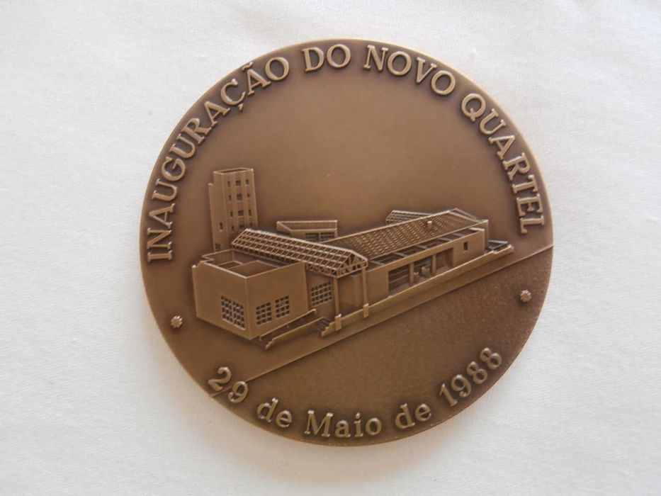 Várias medalhas de bombeiros