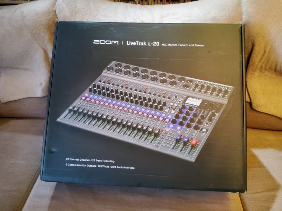 Zoom LiveTrak L-20