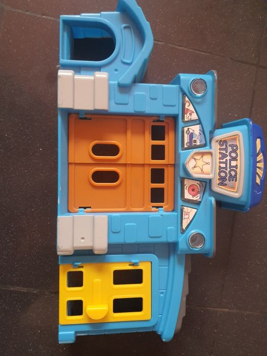 Carrinhos brinquedos oferecer bebé criança