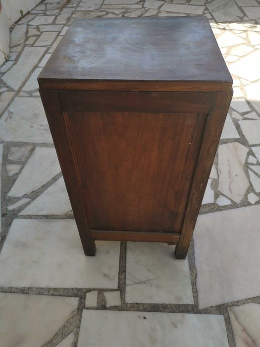 Mesa de cabeceira antiga.