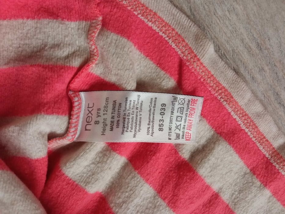 Sweterkowa sukienka z kapturem z długim rękawem paski 134
