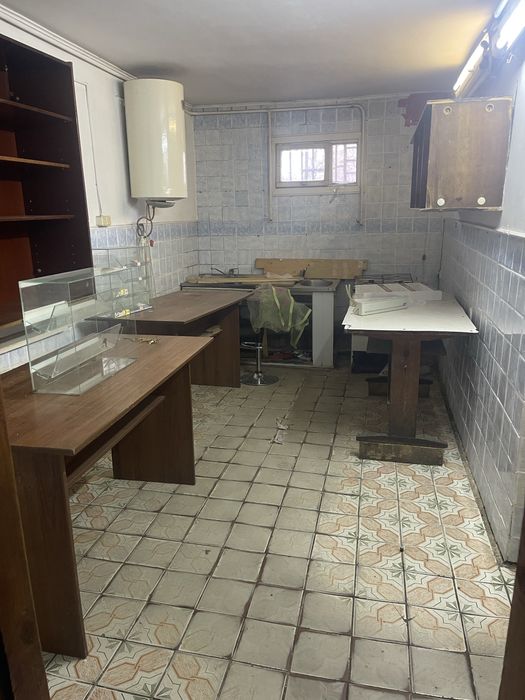 Продається комерційна будівля з земельною ділянкою під нею