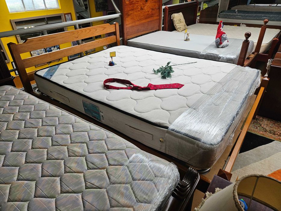 Cama em madeira maciça com estrado e colchão - Muit