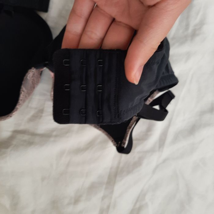 Czarny pudroworóżowy stanik biustonosz hunkemöller 70E
