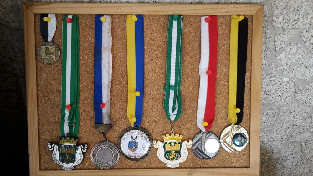 8 MEDALHAS DESPORTO  Diferentes. Com Expositor 40x30Cm. De 8 Fotos