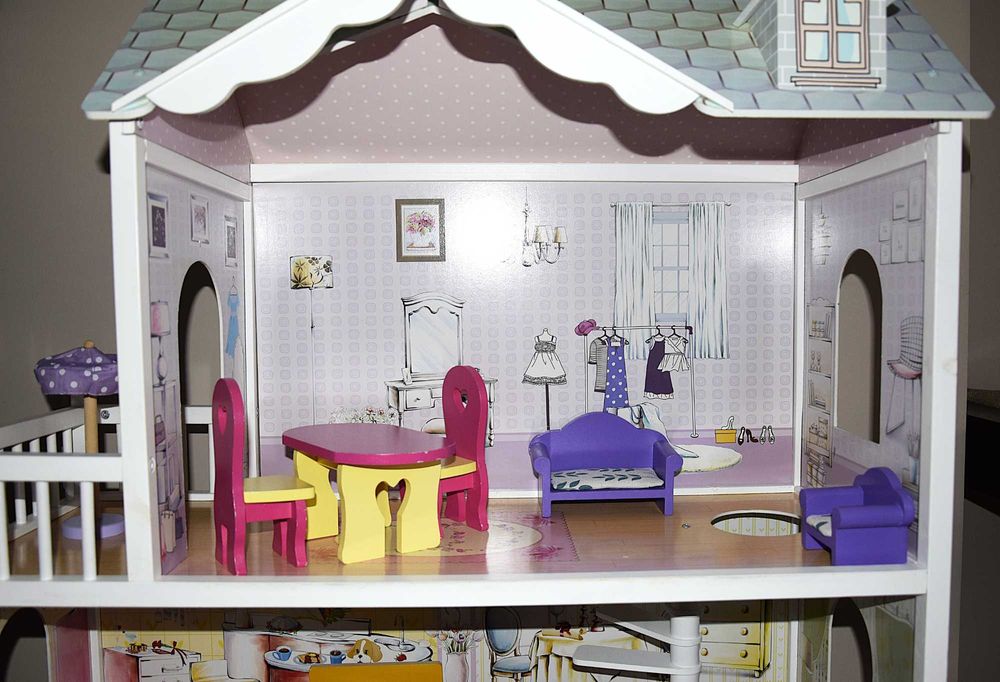 Drewniany domek dla dziewczynki, 3 piętra, kolor biały, dach, schody x 2, meble