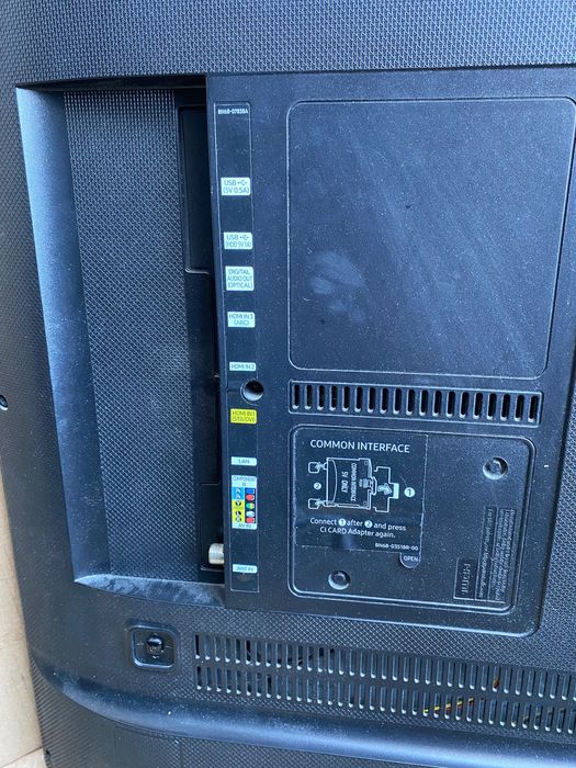 Smart TV Samsung UE43KU6000 com defeito no ecrã