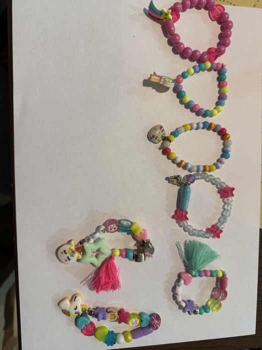 Pulseiras feitas pela minha filha de 6 anos que me pediu para vender