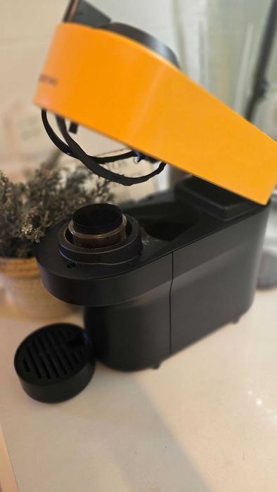 Máquina de Café DELONGHI Nespresso Vertuo Pop ENV90.Y Amarelo