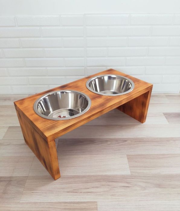 Stojak drewniany z miskami dla  dużego psa