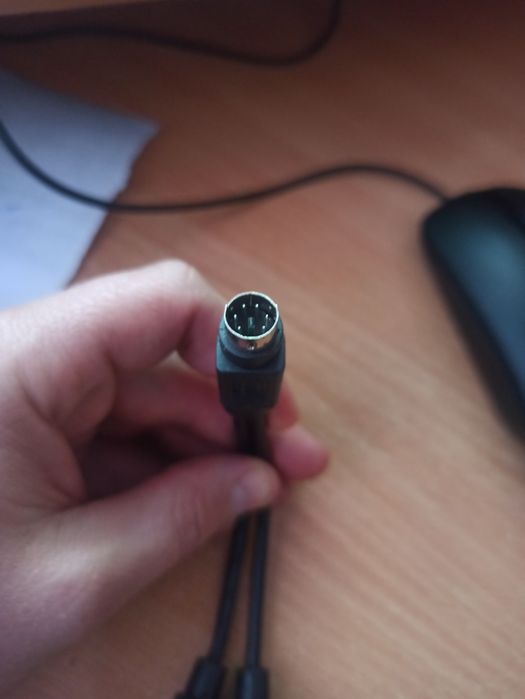 Кабель VGA не відомо для чого