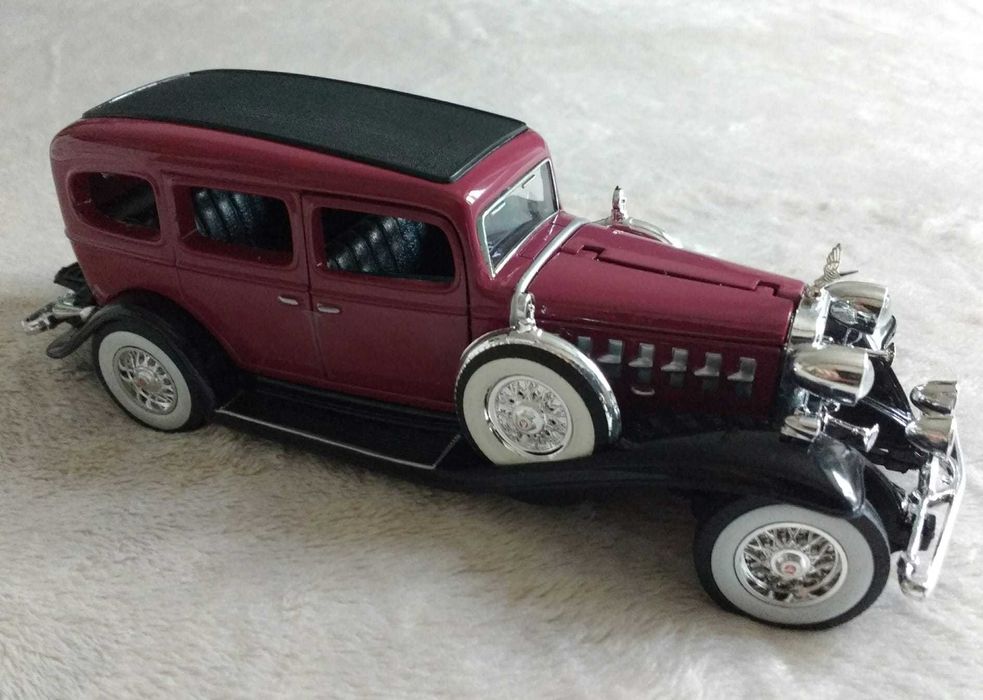 coleção de quatro miniaturas de automóveis antigos
