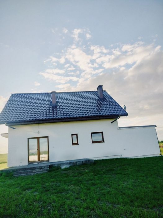 Wolnostojący dom z garażem i dużą działką.