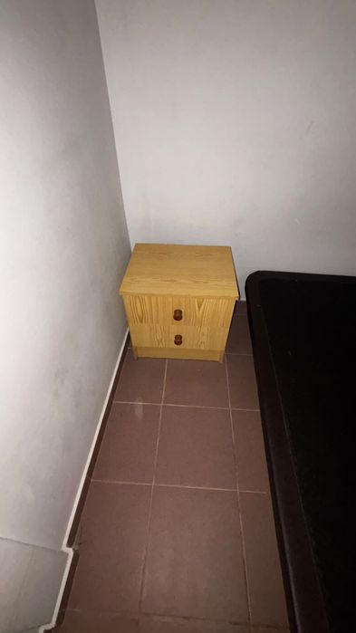 Vende-se moveis, cama e a base, roupeiro com espelho, e um mini armário com  seis gavetas