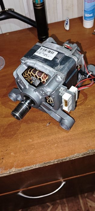 Продам двигатель стиральной машины C.E.SET CIM 2AD4  hotpoint aristo