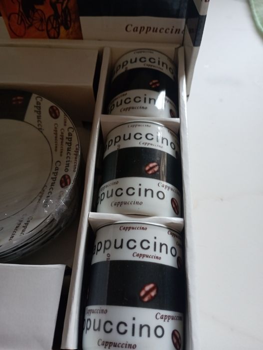 Vendo seis chávenas e pires de café novo na caixa