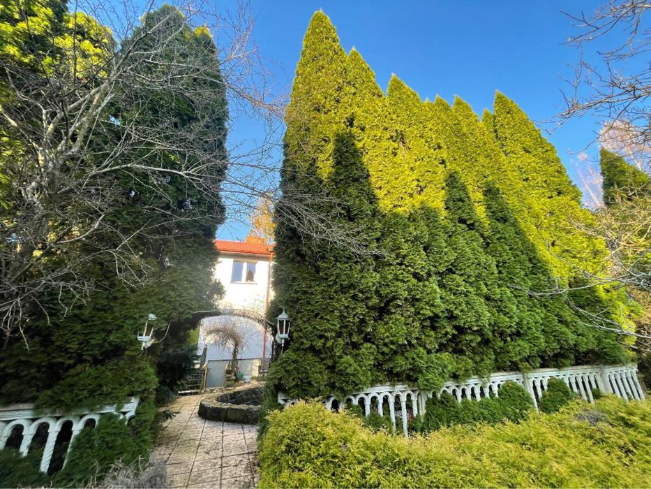 Dom z pieknym starym ogrodem, basenem i zabudowaniami w Redzie
