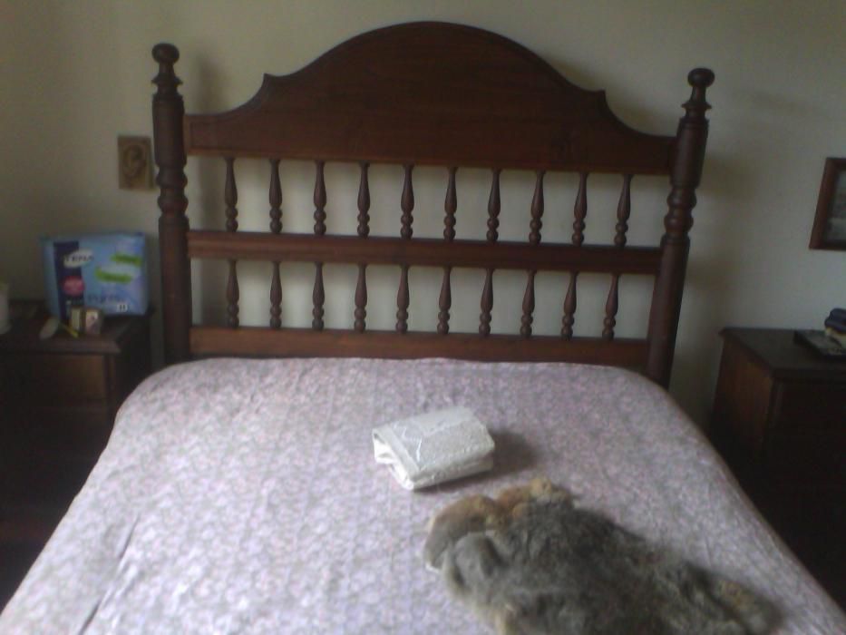 Cama de casal em madeira castanho maciço