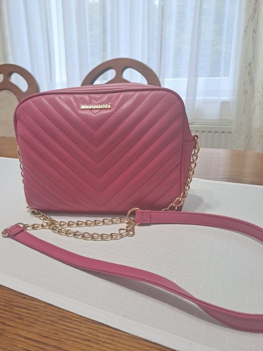 Sprzedam torebkę w kolorze fuksja "monnari"