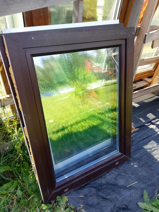 Okno 90x120 brązowe 3-szybowe rozwierno uchylne plastikowe