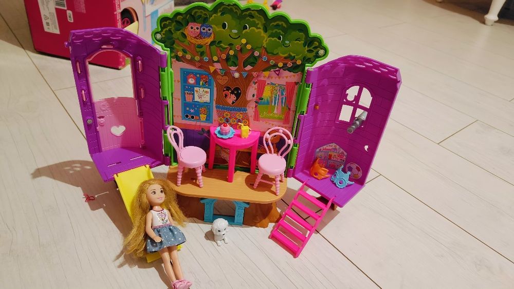 Barbie Mattel domek na drzewie Chelsea szczeniaczek