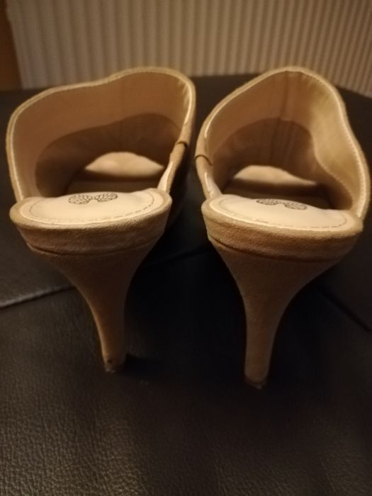 Klapki zamszowe na obcasie