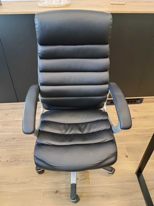 Fotel biurowy w kolorze czarnym na kółkach