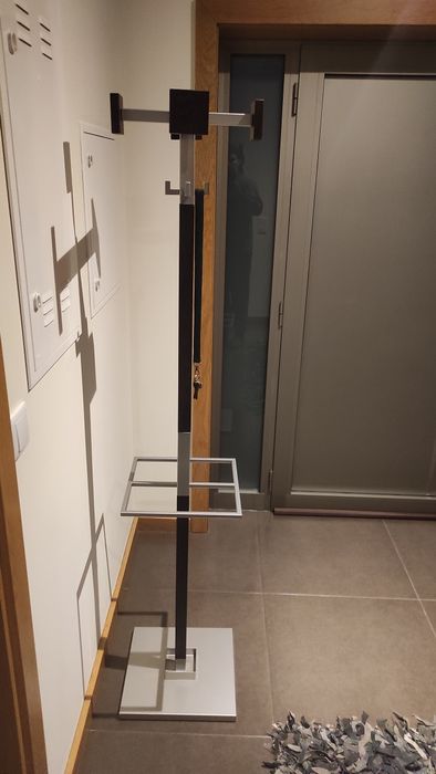 Cabide e suporte guarda chuva