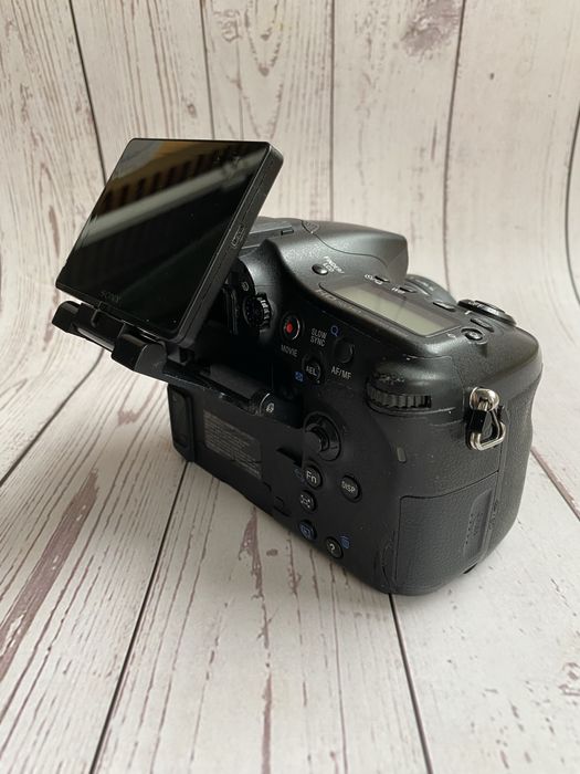 Фотоапарат Sony Alpha 77 з двома обʼєктивами та спалахом