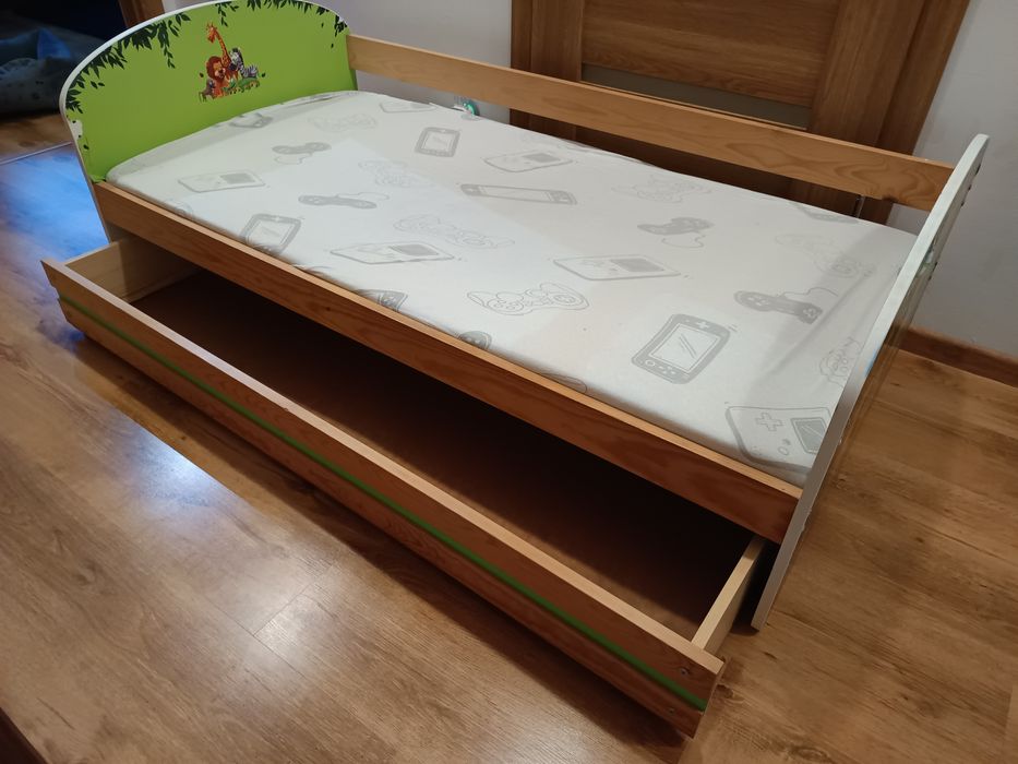 Łóżko dziecięce z materacem w zwierzątka.