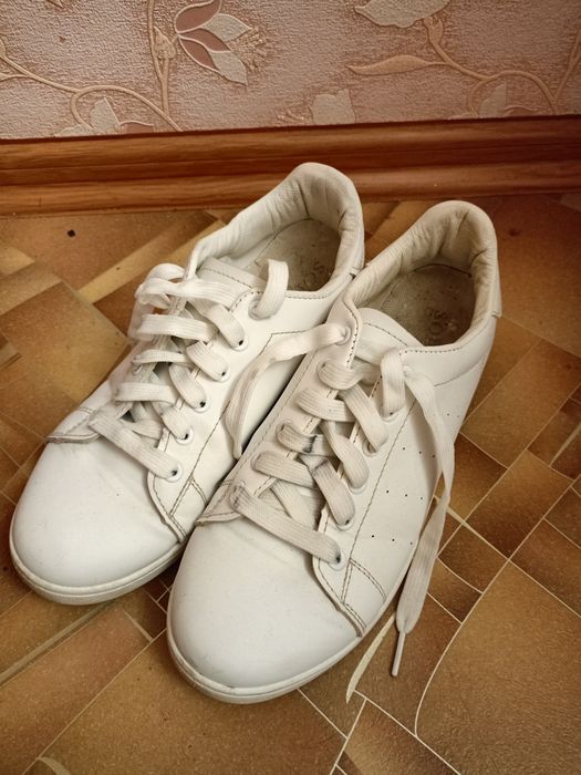 Білі кросівки 41 р