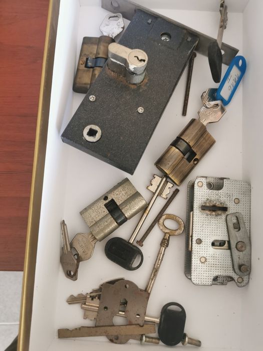Cunhos E fechaduras para portas.