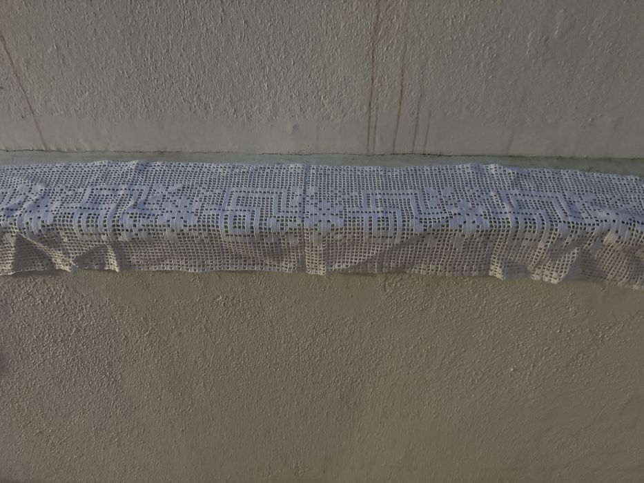 Conjunto de napron e caminho de mesa bordados em renda