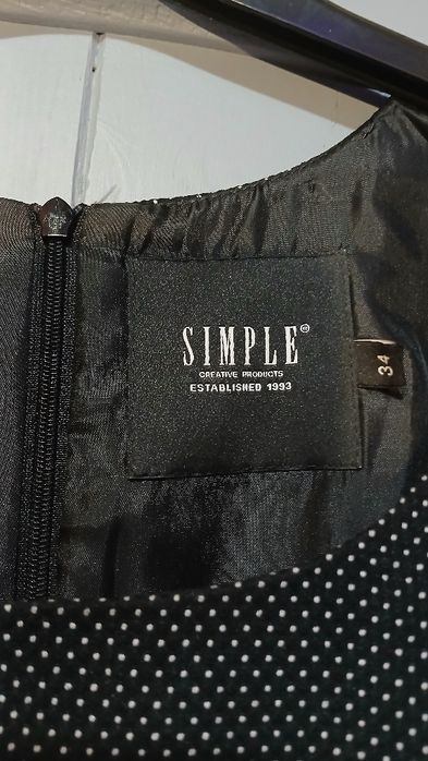 czarna sukienka w kropki