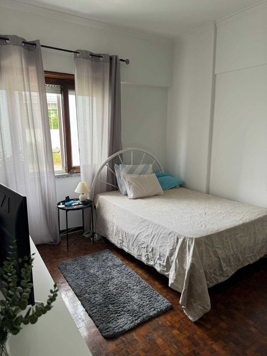 Alugo Quarto 17m2 em Sacavém, junto a Rotunta de acesso à Portela