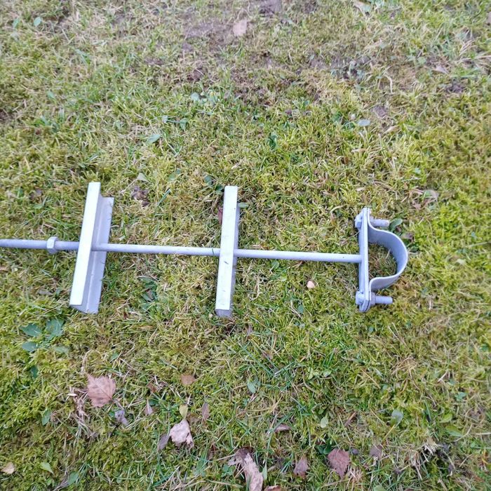 Uchwyt do montażu rury hdpe do słupa obejma rury dystans kabla