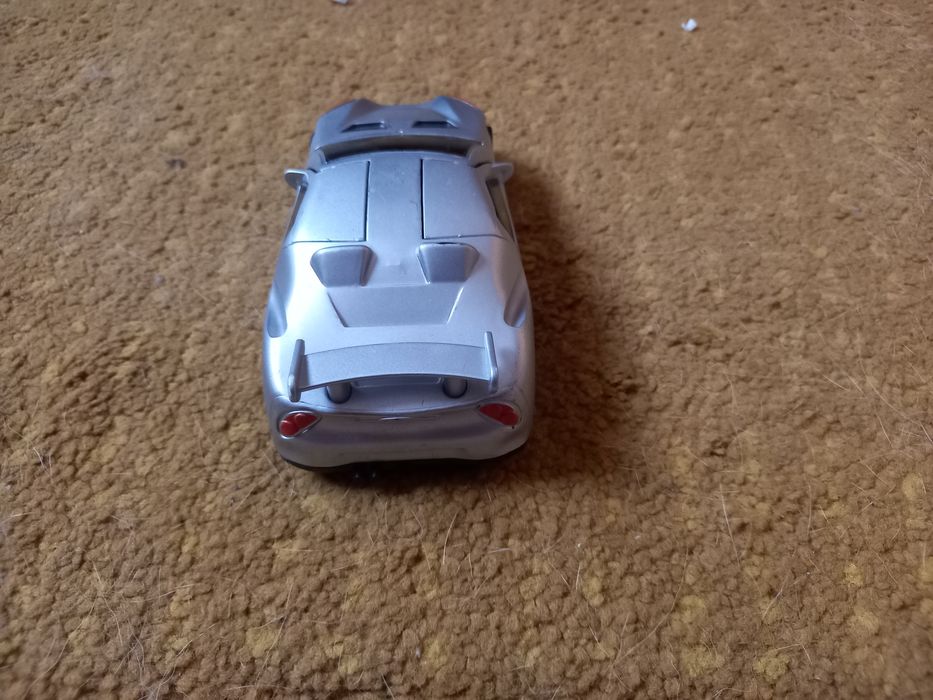 Srebrny samochód zabawka