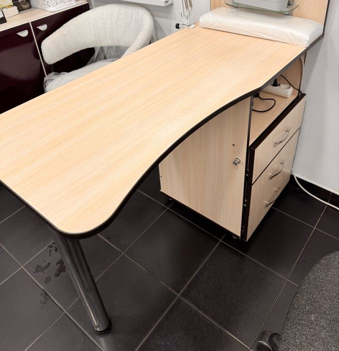 Продам стол для маникюра в отличном состоянии