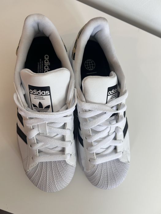 adidas Superstar J białe r. 36 ⅔ / 23 cm stan bdb, panterka (kod GW4062)