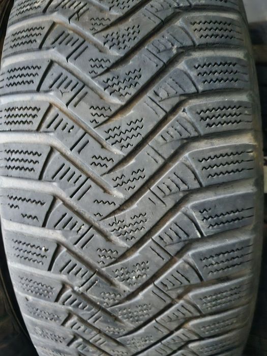 Шина 235 65 17 лауфен.