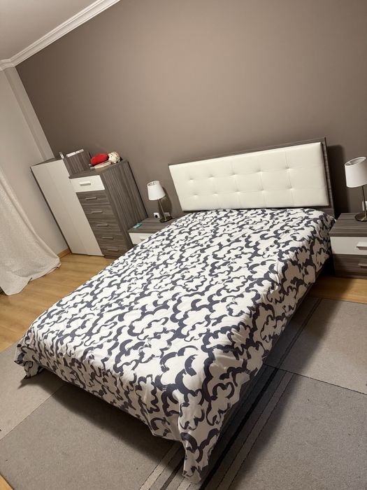 Cama + 2 mesas de cabeceira + uma comoda com espelho + sapateira + tapete + camiseiro
