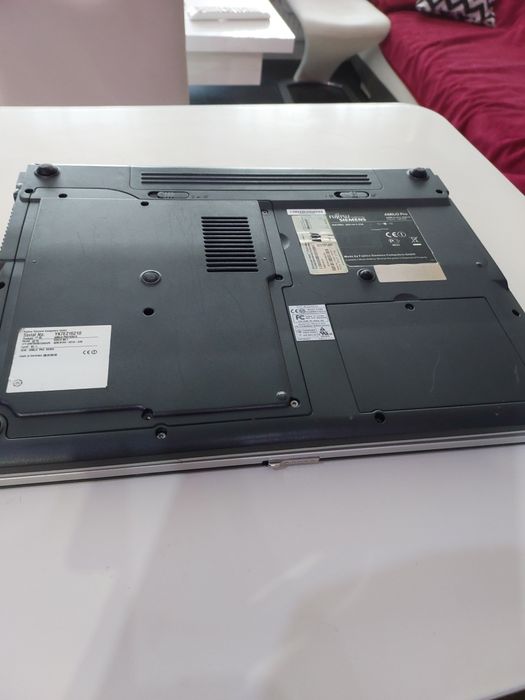 Na części laptop Fujitsu Siemens