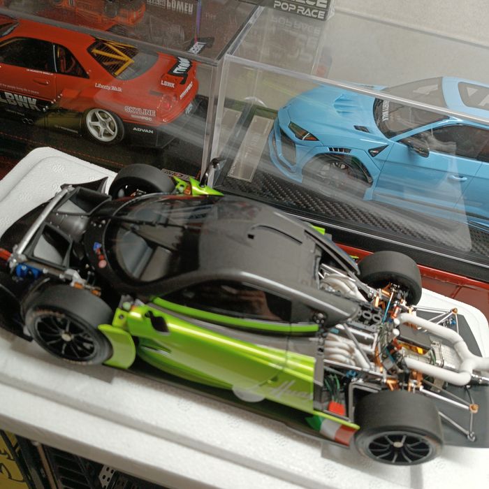 Pagani LCD 1:18 jak AutoArt