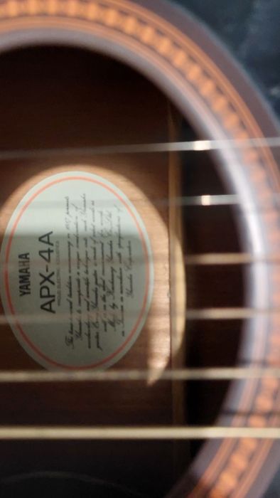 Yamaha APX-4A + Case Rígido – Excelente Estado