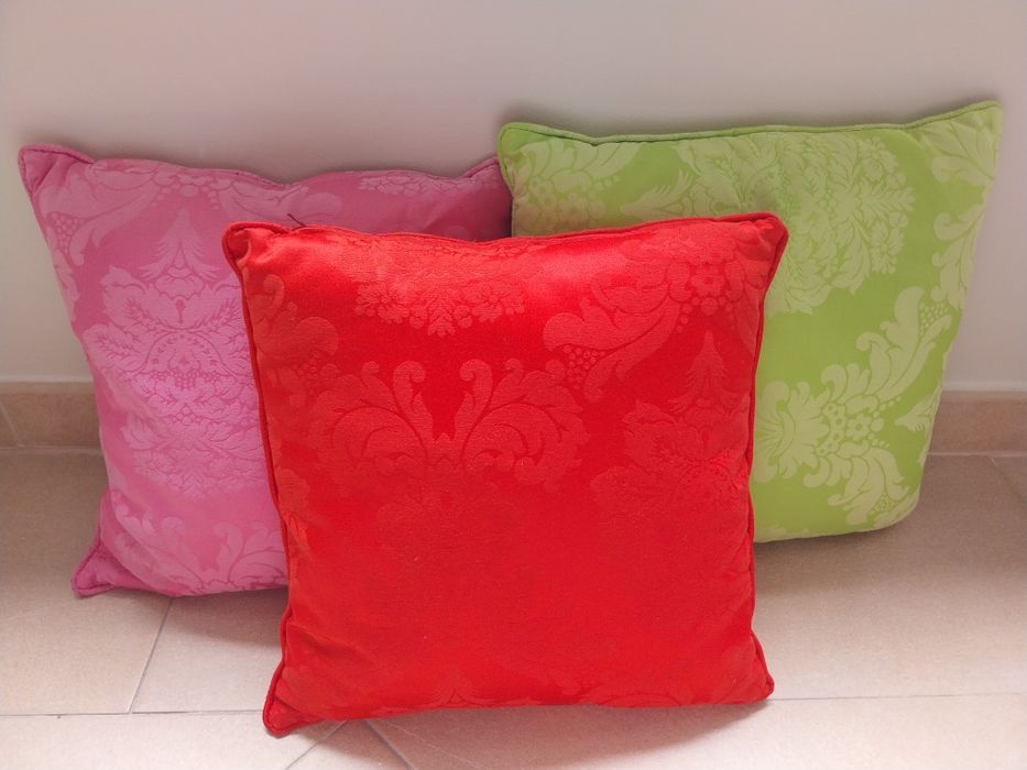 Almofadas de decoração varias cores e tamanhos  1 euro cada almofada